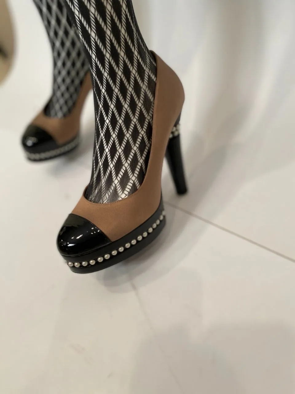 Chanel 2009 Fall 09A Paris Moscow Bicolor Patent Leather Satin Pearls Platform Heel Pumps EU 40 US 9/9.5