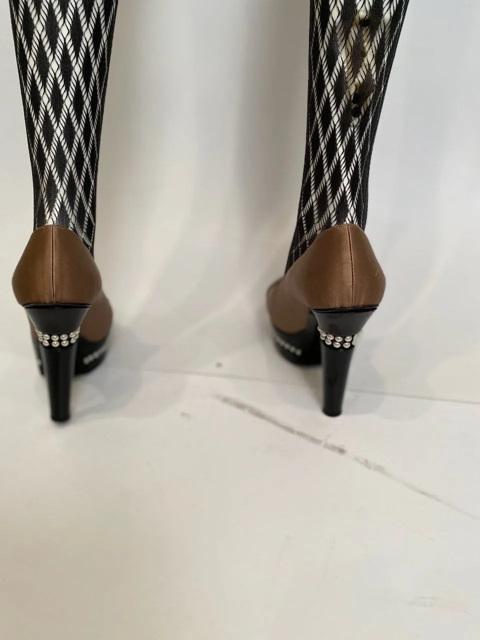 Chanel 2009 Fall 09A Paris Moscow Bicolor Patent Leather Satin Pearls Platform Heel Pumps EU 40 US 9/9.5