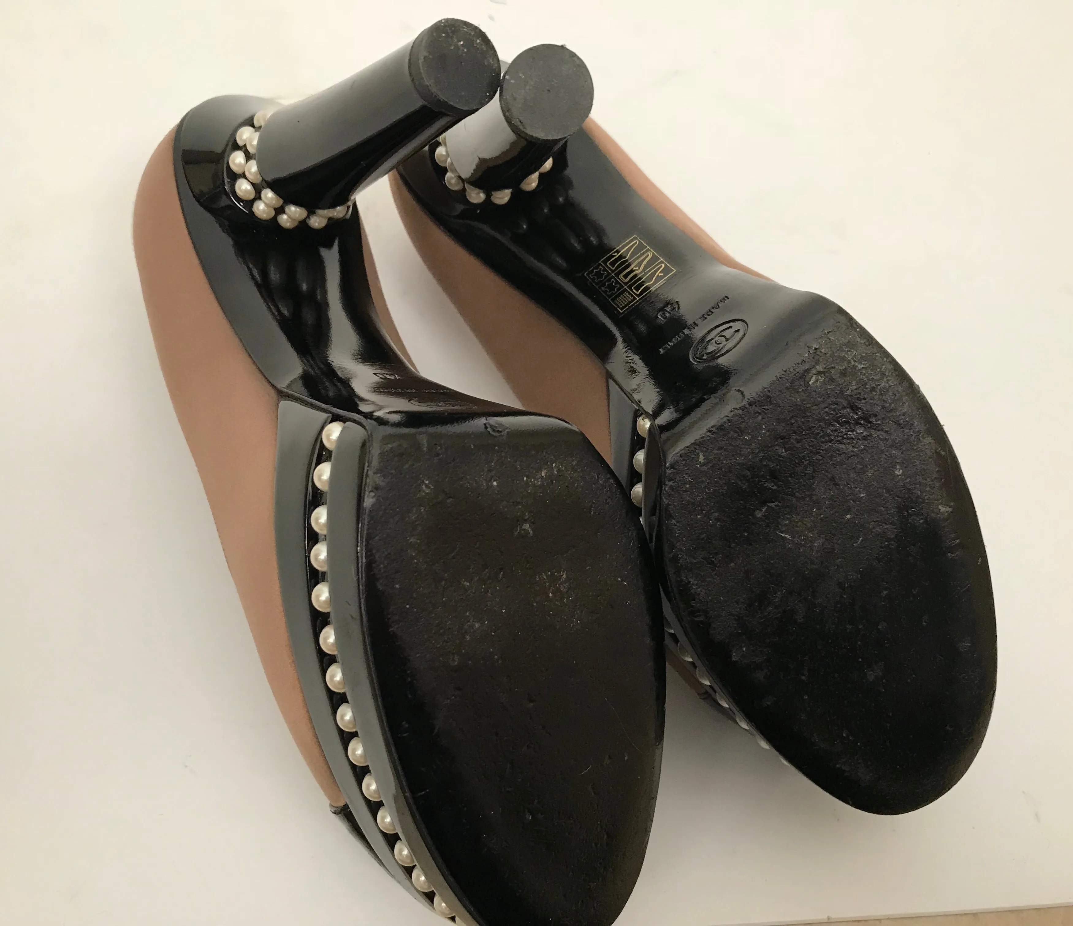 Chanel 2009 Fall 09A Paris Moscow Bicolor Patent Leather Satin Pearls Platform Heel Pumps EU 40 US 9/9.5