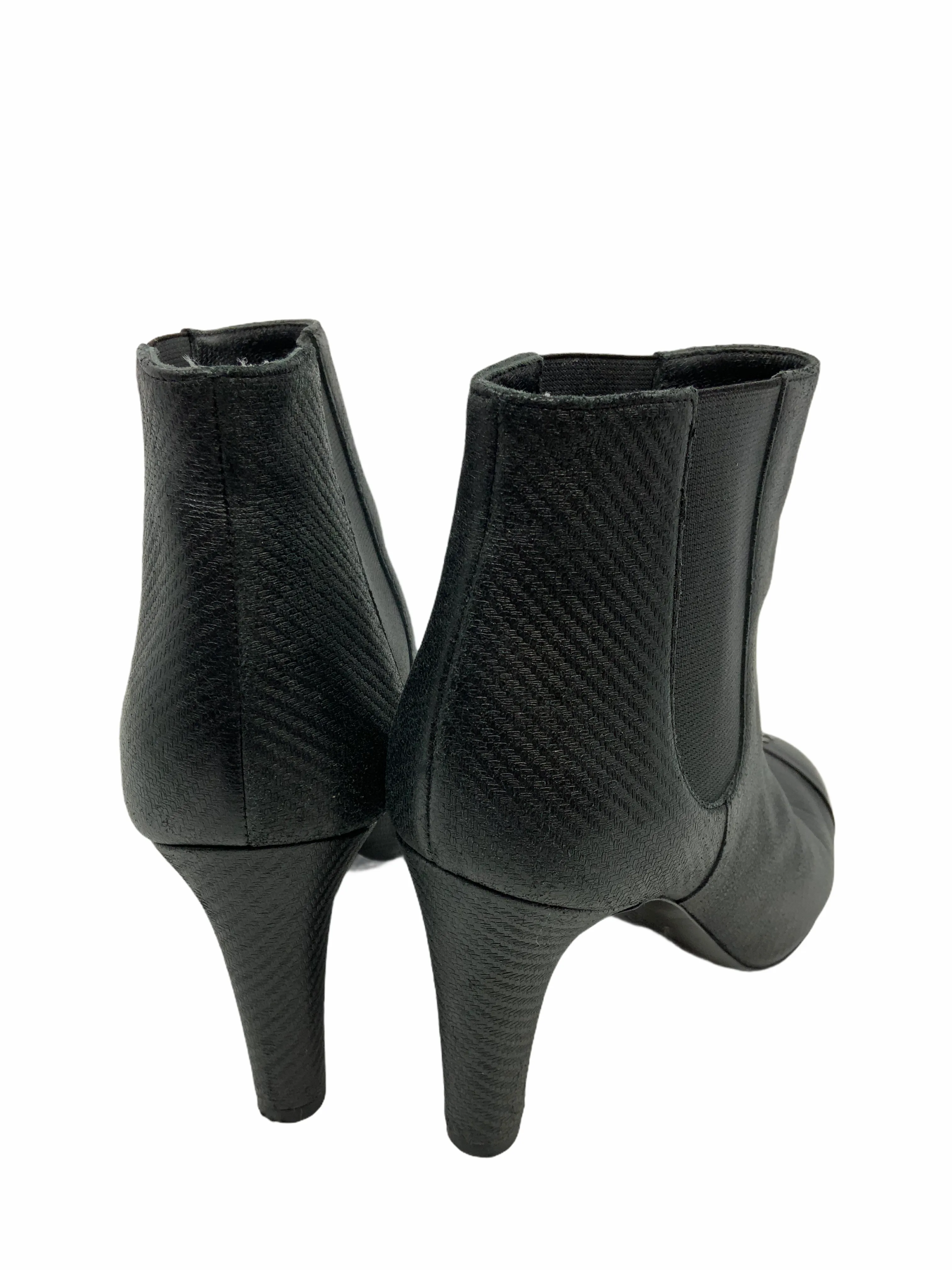 CL Textured Leather CC Cap Toe Bootie Size 7