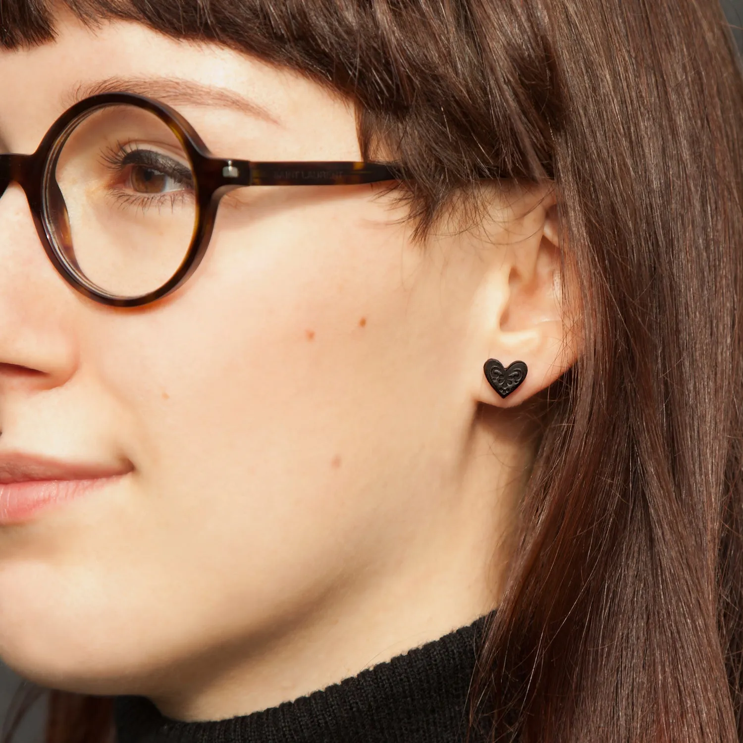 SWEET BLACK HEART . stud earrings