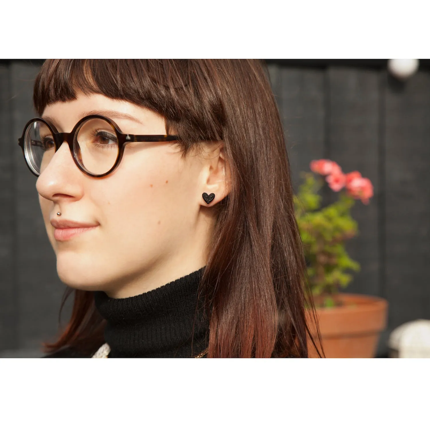 SWEET BLACK HEART . stud earrings