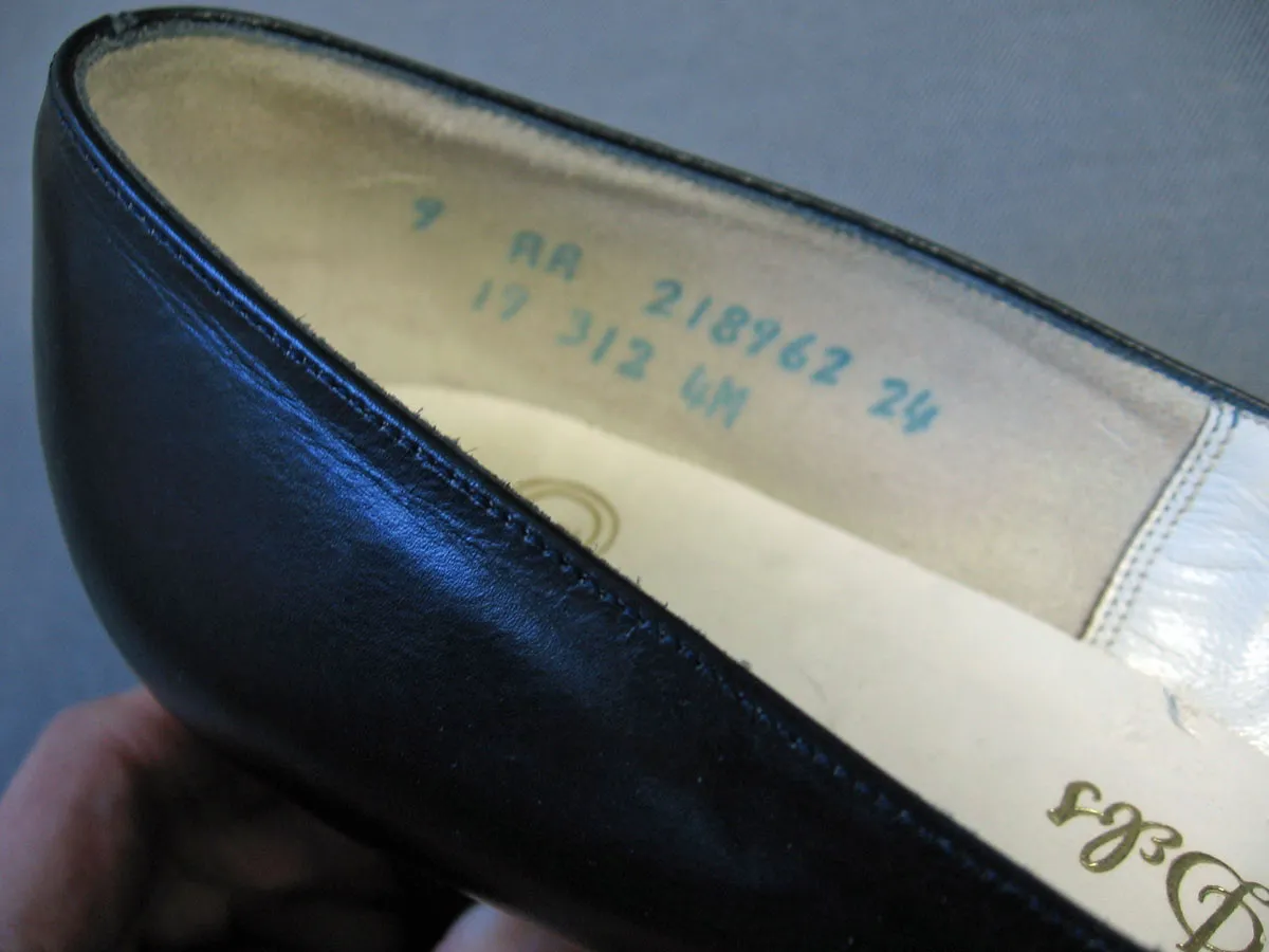 Women's Heels 60s Vintage Mod DeLiso Debs Vendome Pilgrim Style Shoes VFG Blue and White Pumps