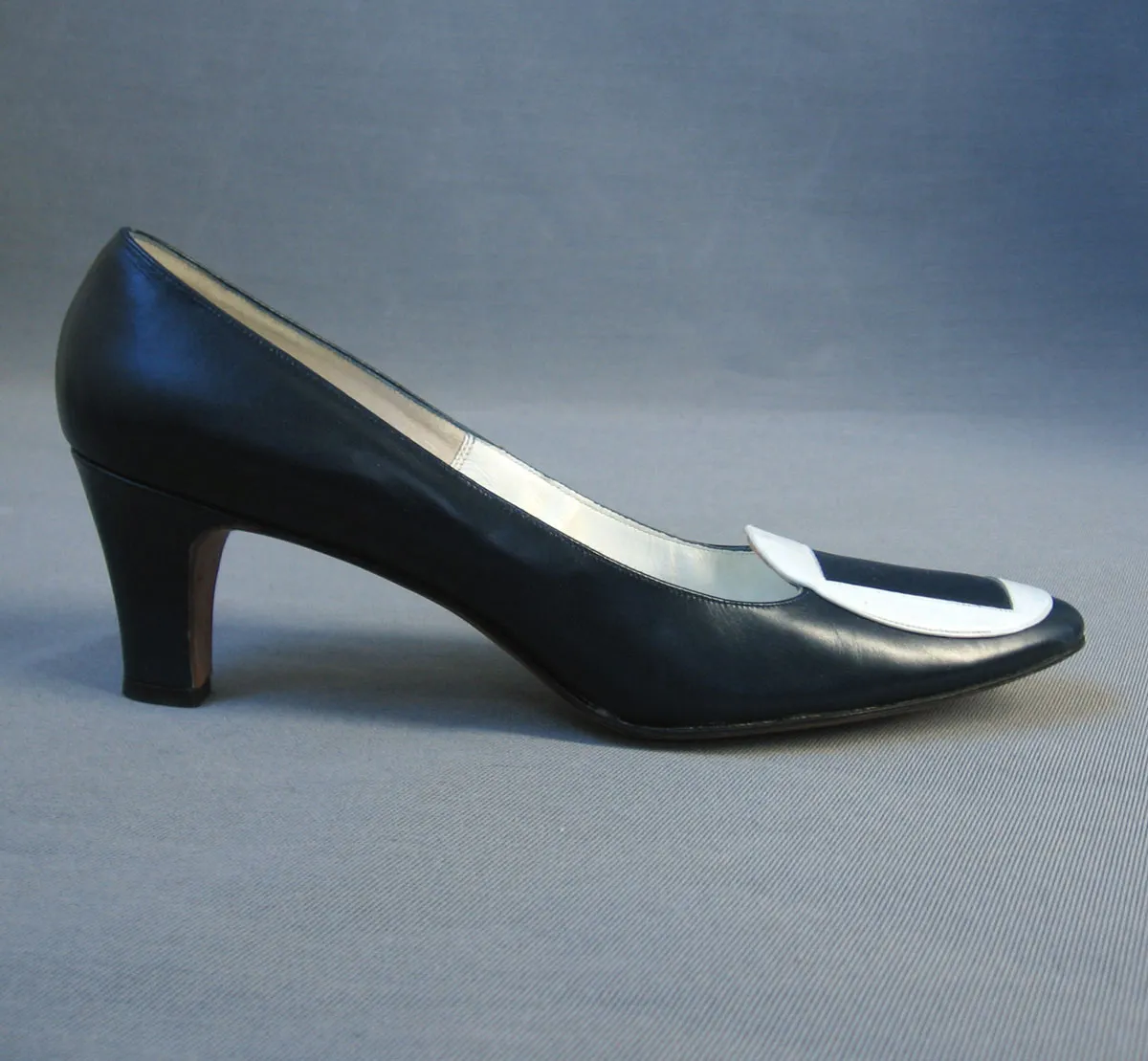 Women's Heels 60s Vintage Mod DeLiso Debs Vendome Pilgrim Style Shoes VFG Blue and White Pumps