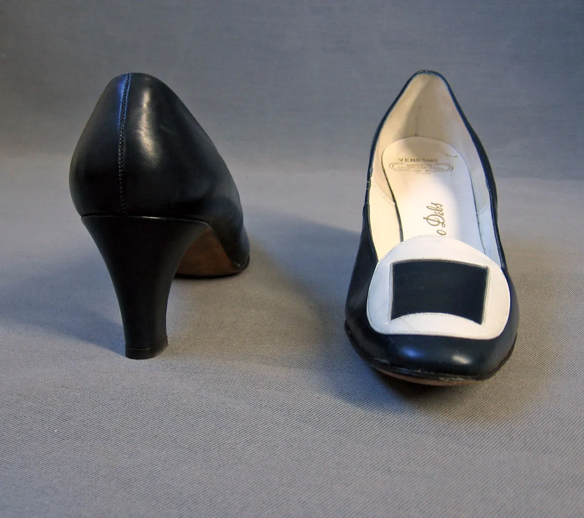 Women's Heels 60s Vintage Mod DeLiso Debs Vendome Pilgrim Style Shoes VFG Blue and White Pumps